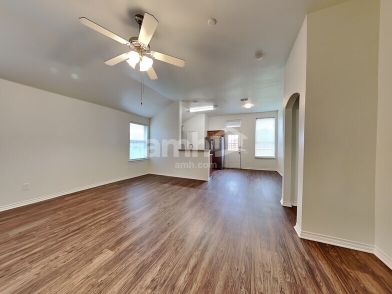 Building Photo - 3013 Lake Side Dr