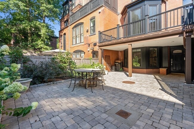 Building Photo - 57 Monmouth St