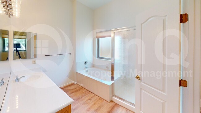 Building Photo - 137 E Calle Zavala