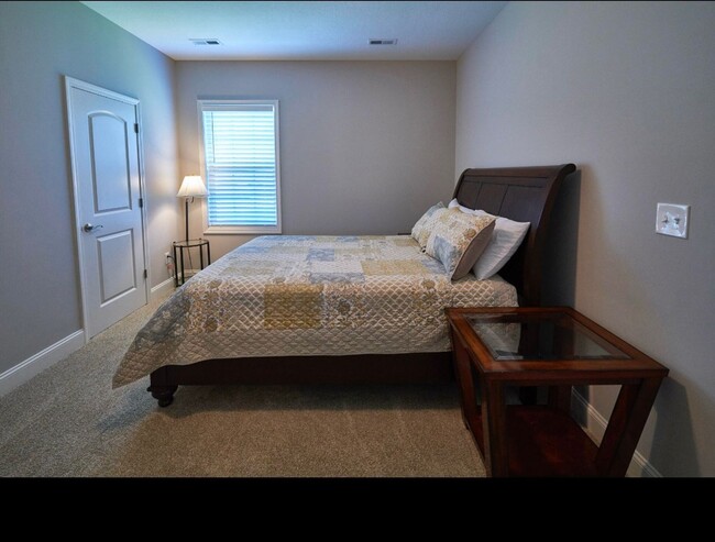 Building Photo - Knoxville 37932 - 3 bedroom 2.5 bath - cal...