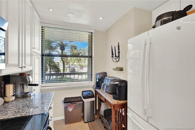 Building Photo - 10680 S Ocean Dr