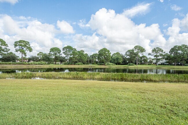 Building Photo - 562 SW New Castle Cove