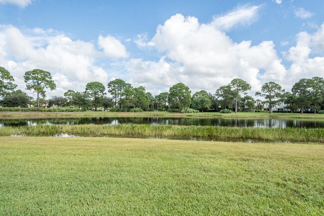 Building Photo - 562 SW New Castle Cove