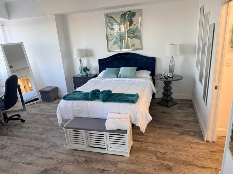 Main Bedroom - 104 Surfview Dr