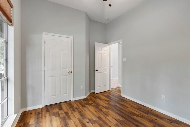 Building Photo - 6 E Cottage Green St
