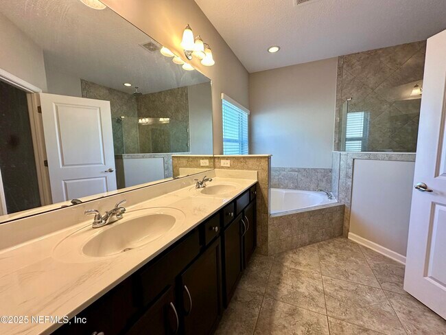 Building Photo - 159 Woodcross Dr