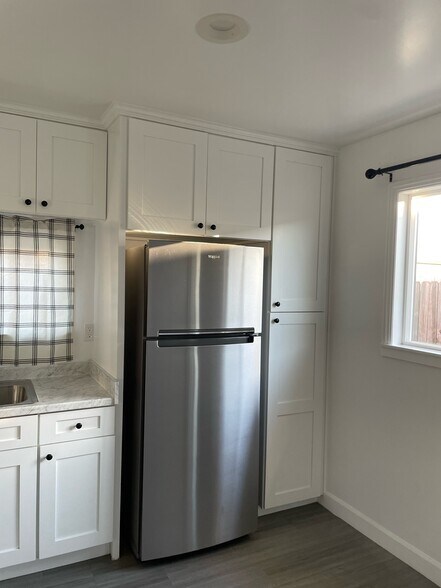 Building Photo - 265 E 69th Way