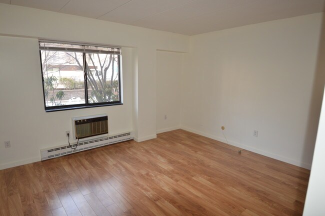 Building Photo - 125 Pleasant St