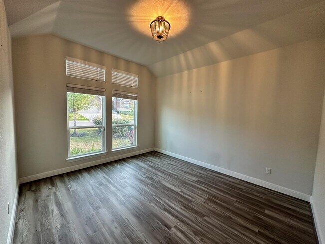 Building Photo - 240 Brentwood Dr