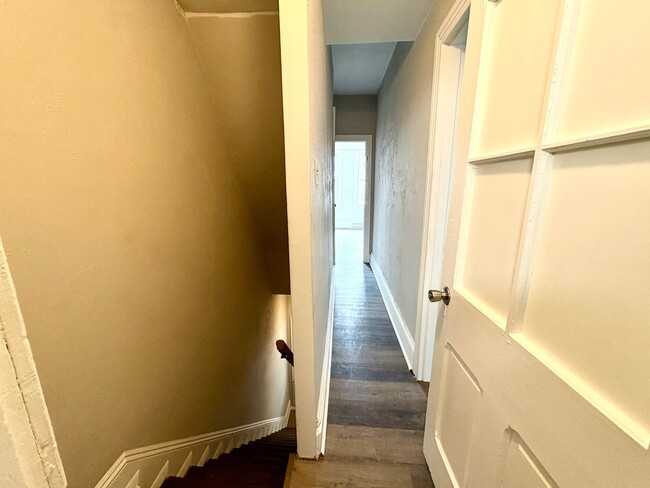 Building Photo - 2 Bedroom 1 Bathroom in York!