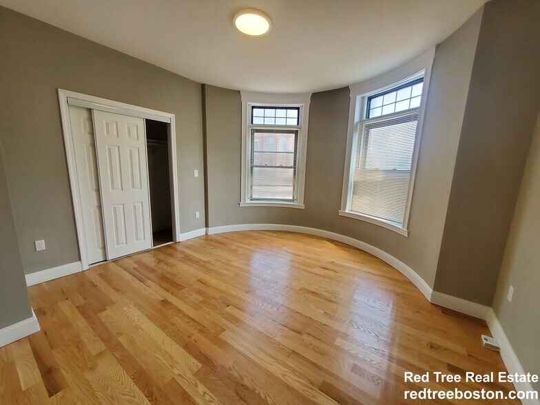 Building Photo - 1914 Beacon St