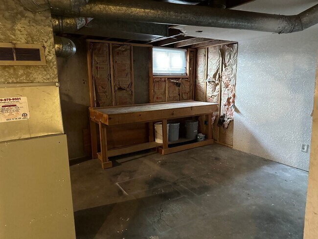 Building Photo - 3 Bed 1 Bath Shadle Park Home - Large Garage