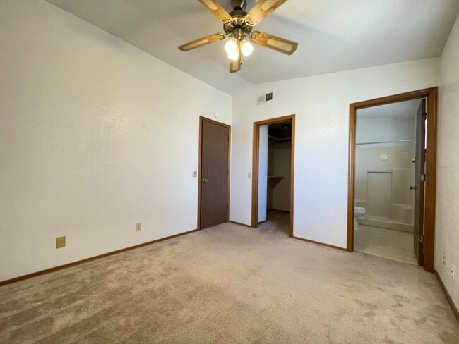 Building Photo - 2 bed 2.5 bath townhome, $1,225 monthly re...