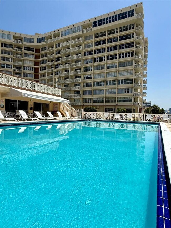 Building Photo - 1817 S Ocean Dr