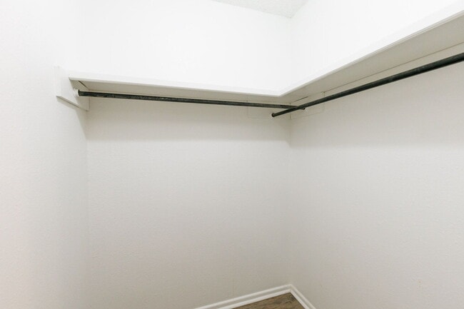 Building Photo - 3 Bedroom with 2 living rooms