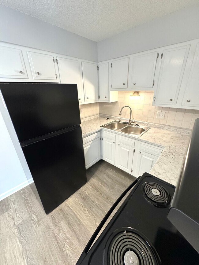 Building Photo - 2 Bedroom Apartments, Excellent Location!
