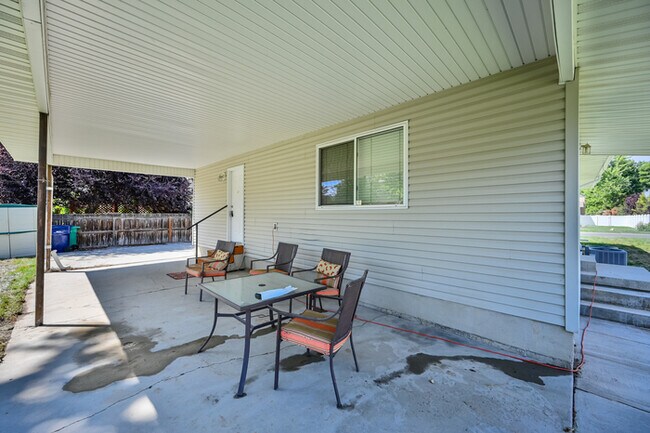 Building Photo - Duplex in Sandy - Available NOW!