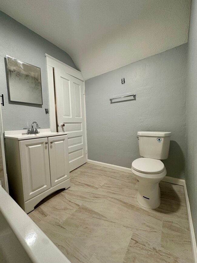 Building Photo - 914 Garfield Ave