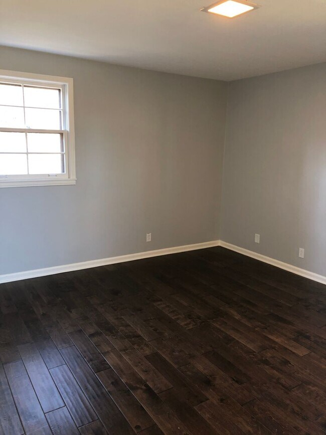 Building Photo - Charming single-level ranch home offers 4 bedrooms and 2 bathrooms in Brentwood