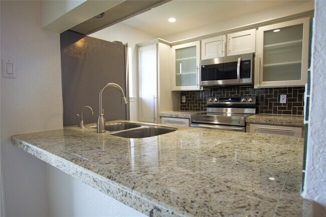 Building Photo - 3840 Far W Blvd