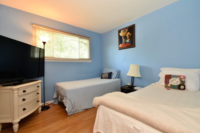 Building Photo - Fantastic 4 bedroom, 2 full bath, 2 half bath home in Close in Silver Spring!