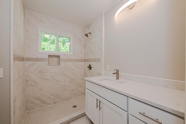 Building Photo - 1807 Erie St