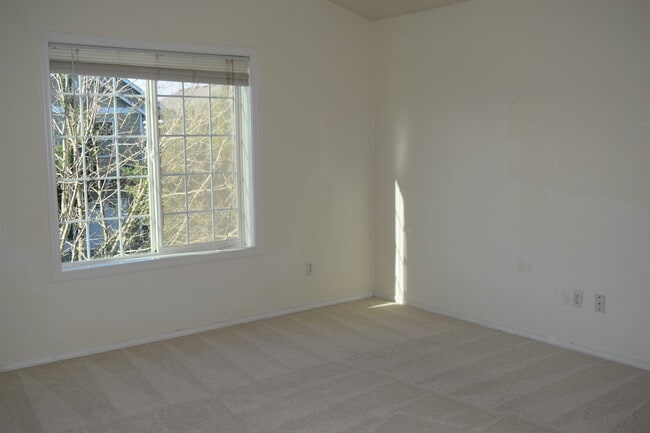 Building Photo - 6321 NE 59th Ct