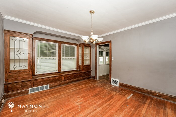 Building Photo - 9509 Rosewood Ave