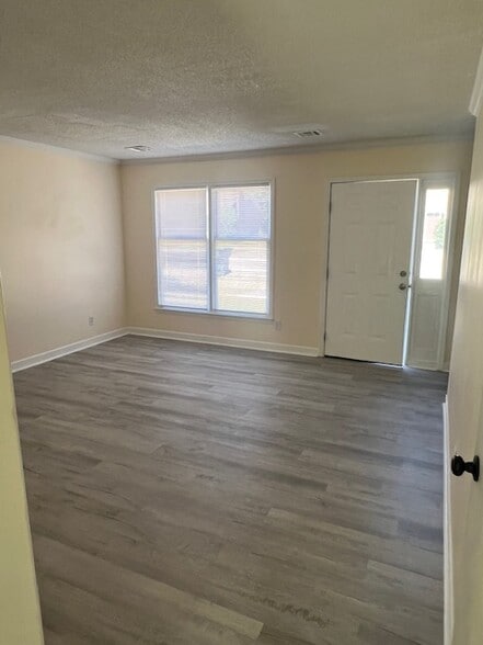 Building Photo - 323 E Blackstock Rd