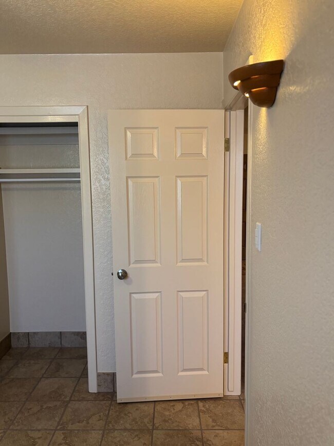 Building Photo - NEWLY REMODELED 1 BED 1 BATH