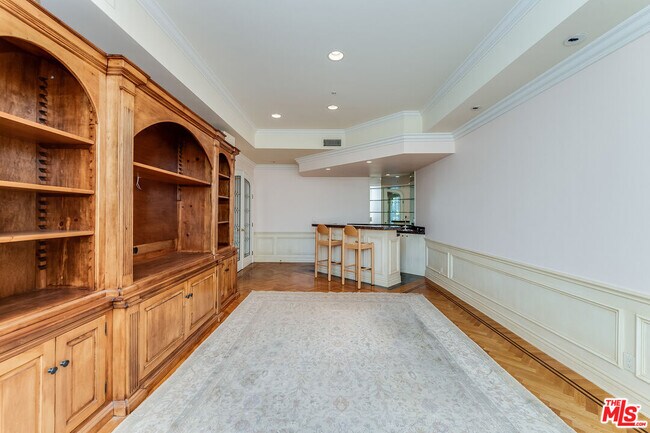 Building Photo - 450 N Maple Dr