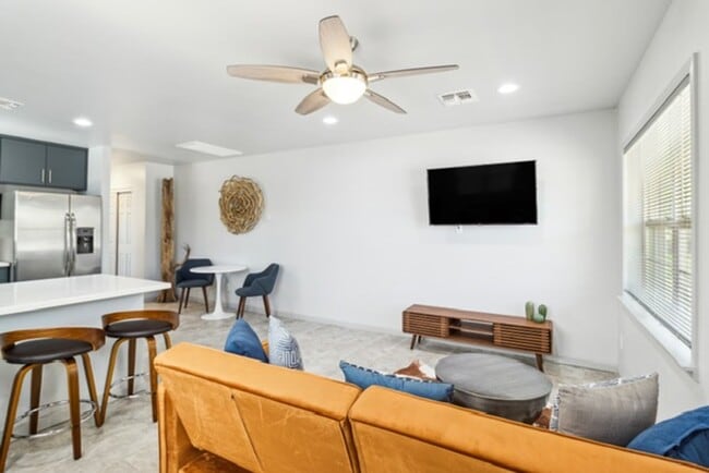 Building Photo - Utilities Included (a $200+ Savings). Charming Updated Duplex Home in Historic District!