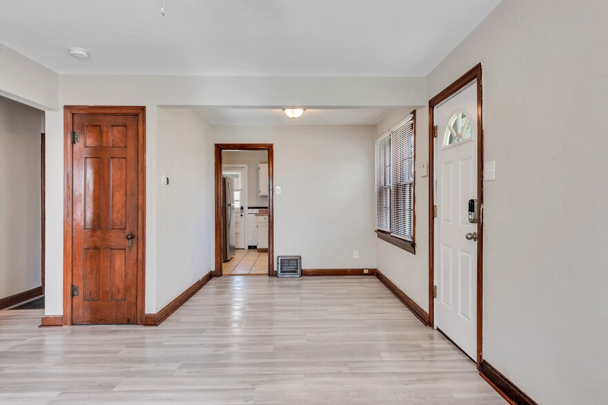 Building Photo - 7120 Roslyn Dr
