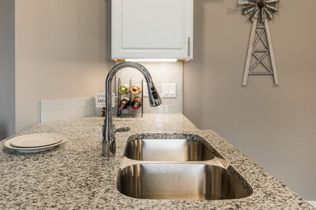 Building Photo - 102 Cobblestone Ct