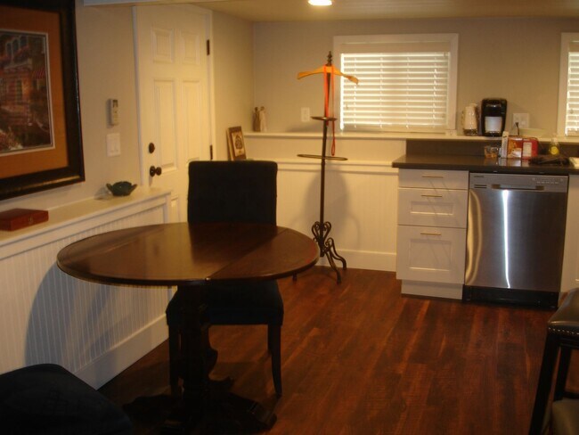 Building Photo - 198 E 1st Ave