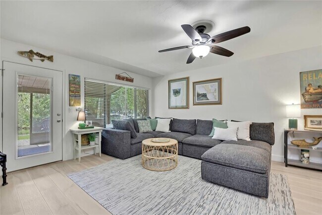 Building Photo - 1637 SE Paradise Cir W