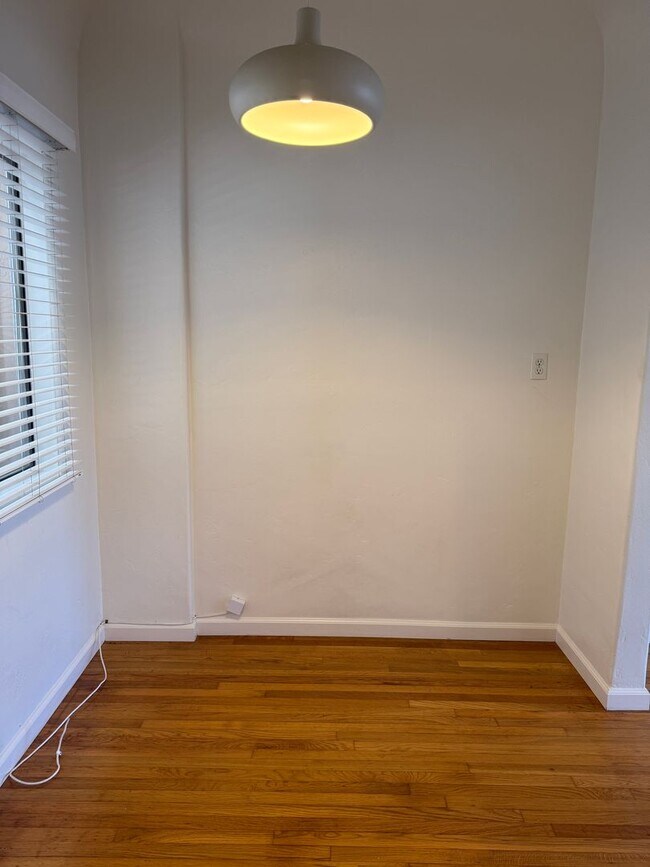 Building Photo - Upstairs 1 bedroom 1 bathroom apartment - Available now