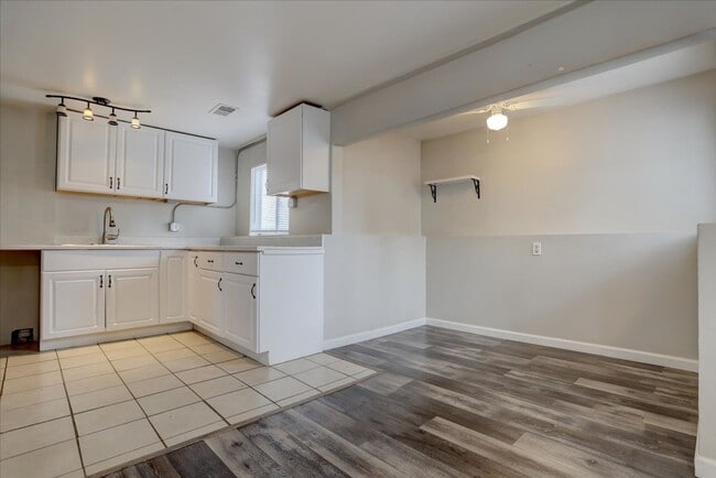 Building Photo - 2 bedroom 1 bathroom- lower unit