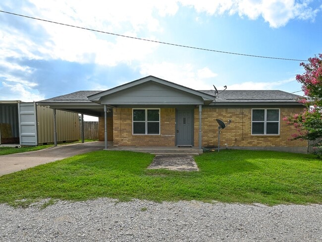 Building Photo - Charming Country Home 2 Bed 1.5 Bath
