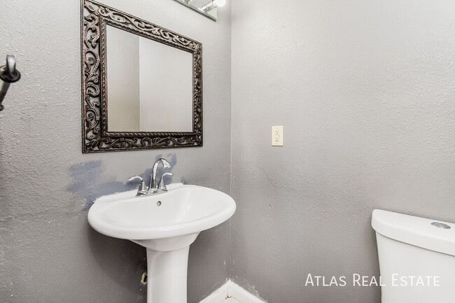 Building Photo - 2975 Montebello Dr W