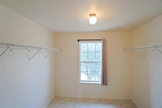 Building Photo - 714 Lavaca Loop