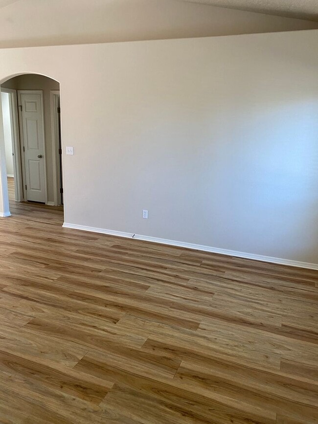 Building Photo - Great location, 3 bedroom house with large...