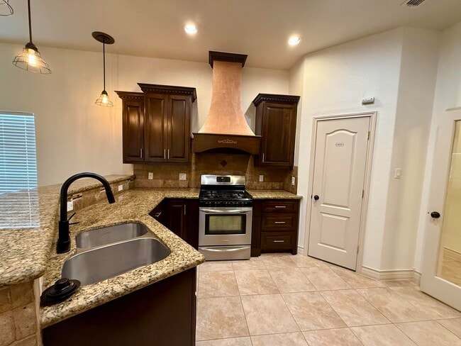 Building Photo - 10523 Bear Creek