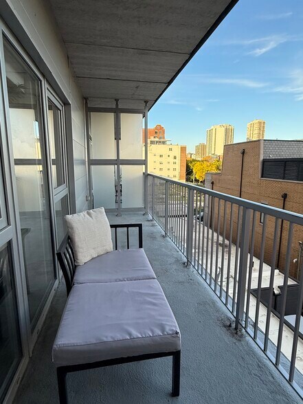 Building Photo - 334 W Schiller St