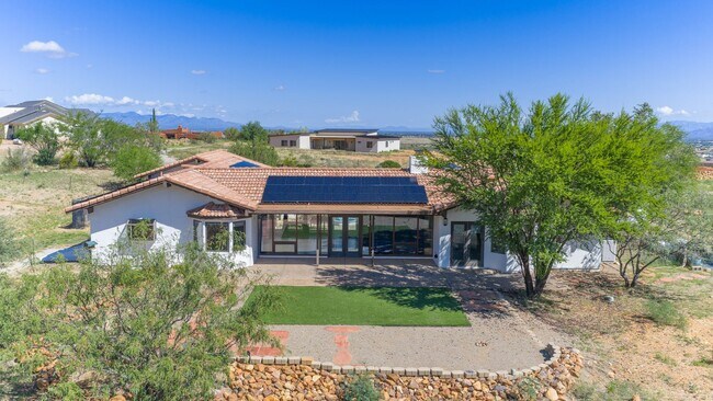 Building Photo - Mountain Views