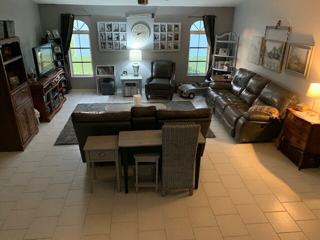 Large Family Room - 704 SW 11th Pl