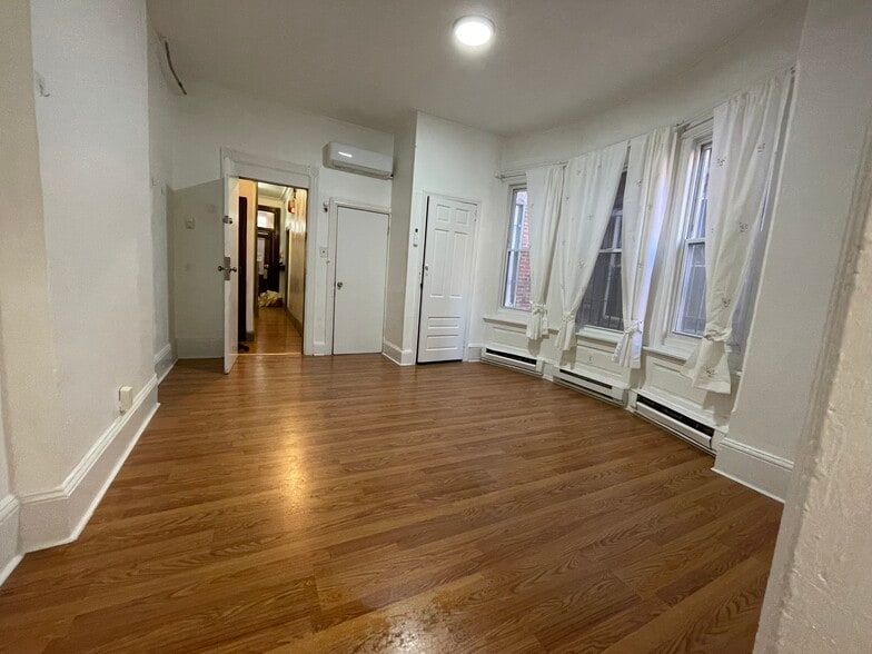 living room - 4439 Spruce St