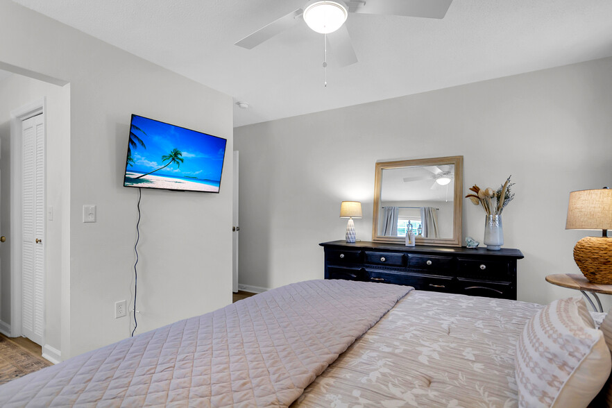 Master with new TV - 113 Ashwood Ct