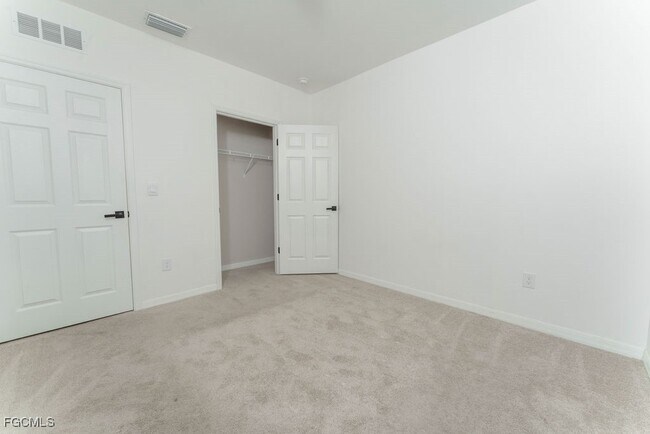 Building Photo - 526 SE 20th Ct