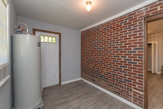 Building Photo - $1,250 - 3 bed/1 bath single-family home f...